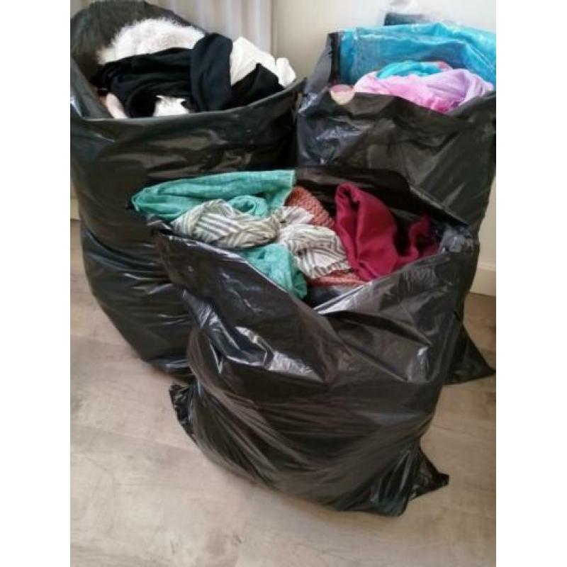 3 overvolle vuilniszakken kleding Dames s/M 19Feb ophalen