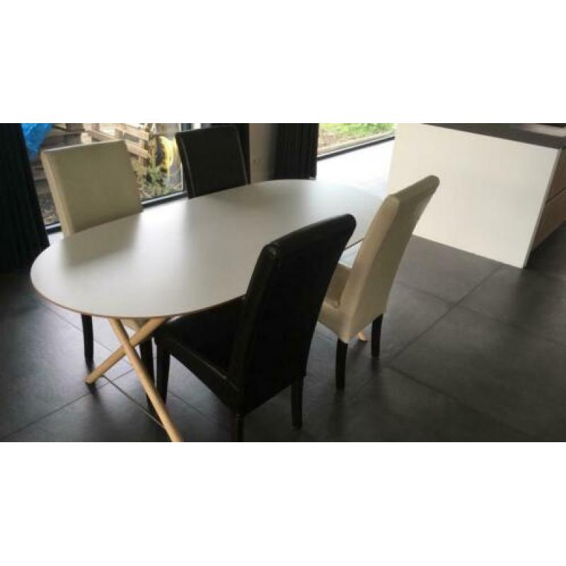 Ovale eettafel met leren eettafel stoelen