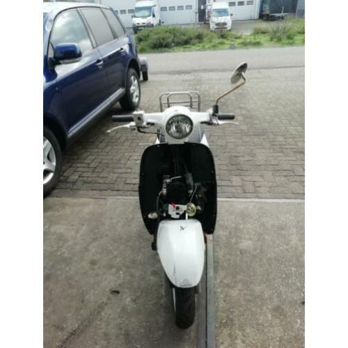 OPKNAPPER: Kymco New Sento 25km uit 2011