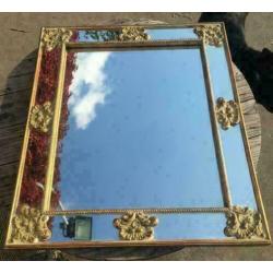 brocante spiegel ligt beschadigd, maar nog heel mooi