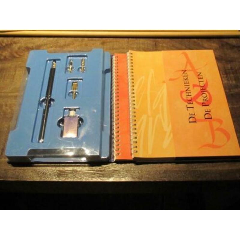 KALIGRAFIE pennen en cursusboek, papier en voorbeeldboeken
