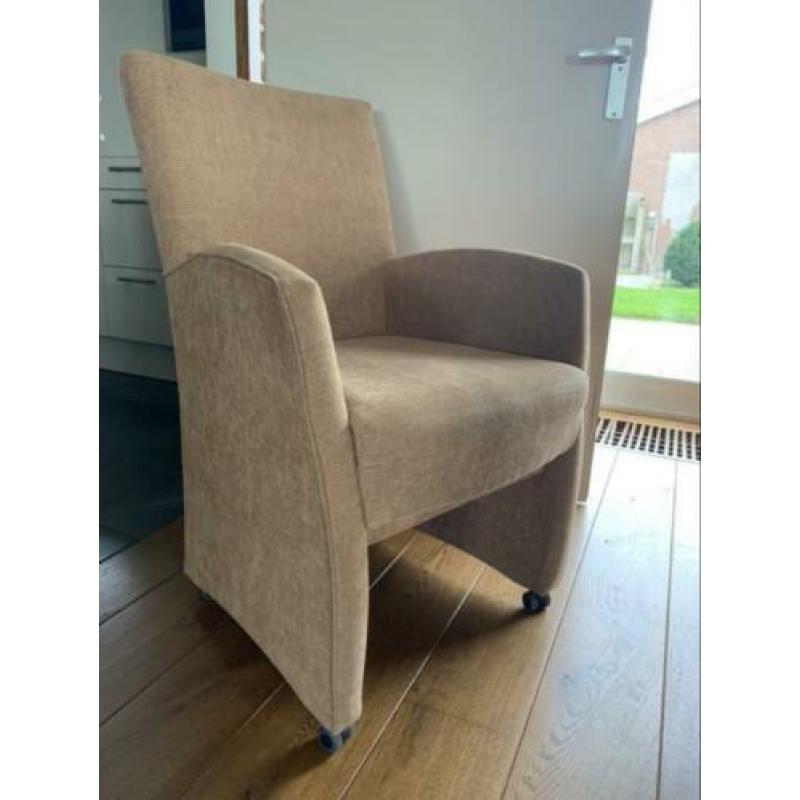 Vier stoffen eetkamer stoelen