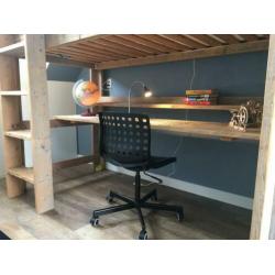 Stoere steigerhouten hoogslaper met bureau