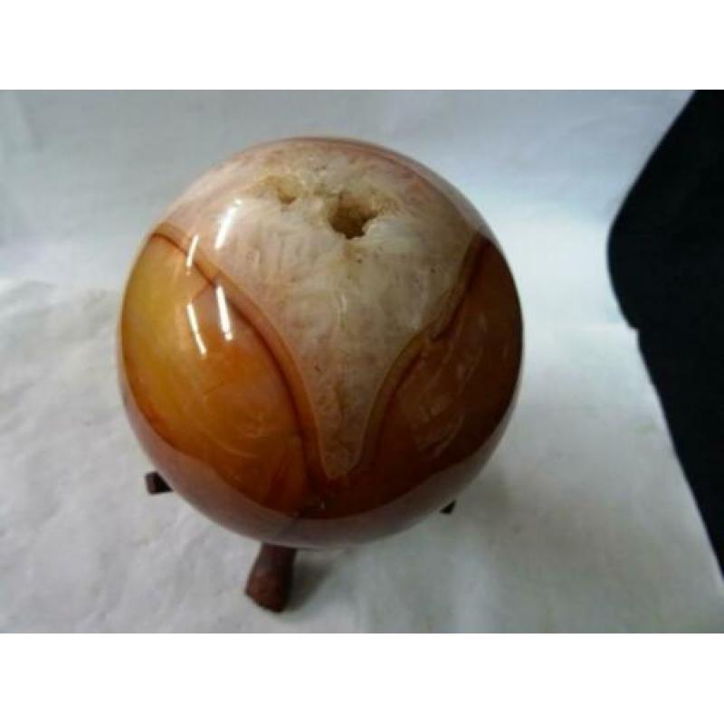 Carneool bol op houten driepoot