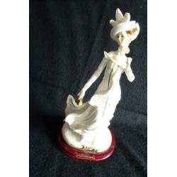 DAME elegant op houten sokkel porselein hoog 33 cm
