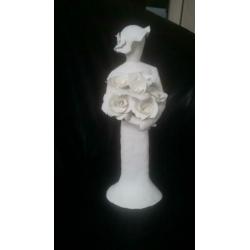 Nieuwe wit-klei beeld, vrouw met hoed en rozen, 31,5 cm hoog
