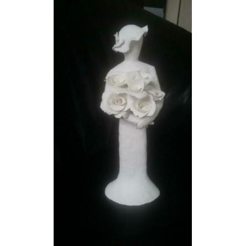 Nieuwe wit-klei beeld, vrouw met hoed en rozen, 31,5 cm hoog