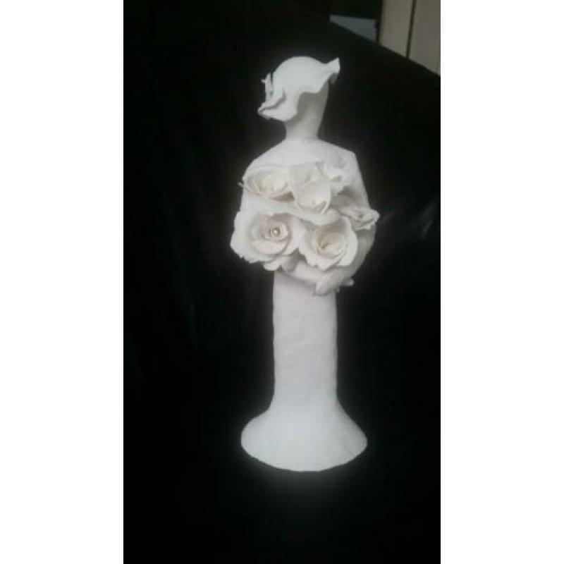 Nieuwe wit-klei beeld, vrouw met hoed en rozen, 31,5 cm hoog