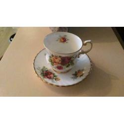 Elizabethan Fine Bone Chine Engelse kop en schotel rozen gee