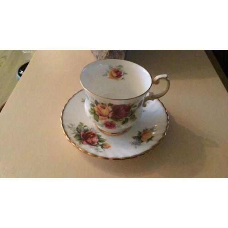 Elizabethan Fine Bone Chine Engelse kop en schotel rozen gee