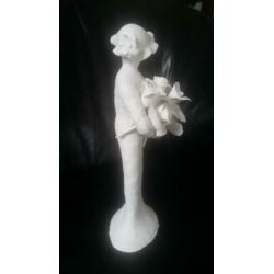 Nieuwe wit-klei beeld, vrouw met hoed en rozen, 31,5 cm hoog