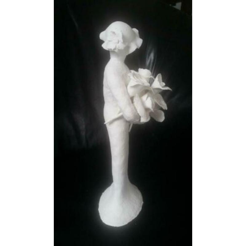 Nieuwe wit-klei beeld, vrouw met hoed en rozen, 31,5 cm hoog