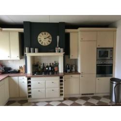 Complete keuken met apparatuur.