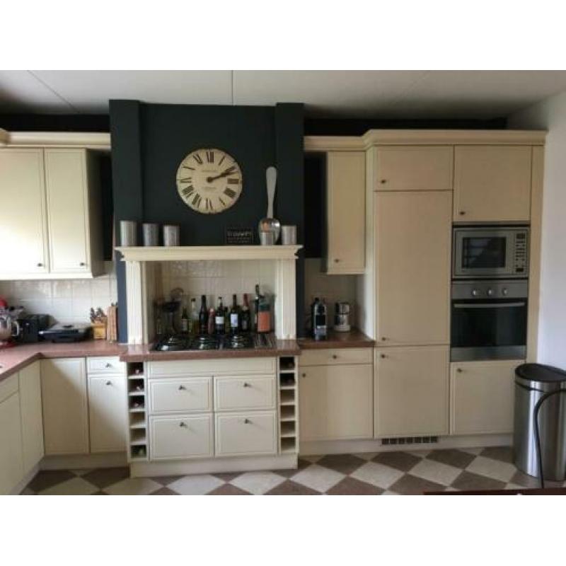 Complete keuken met apparatuur.