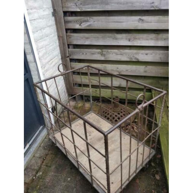 Vintage metalen bakkerskar op wielen