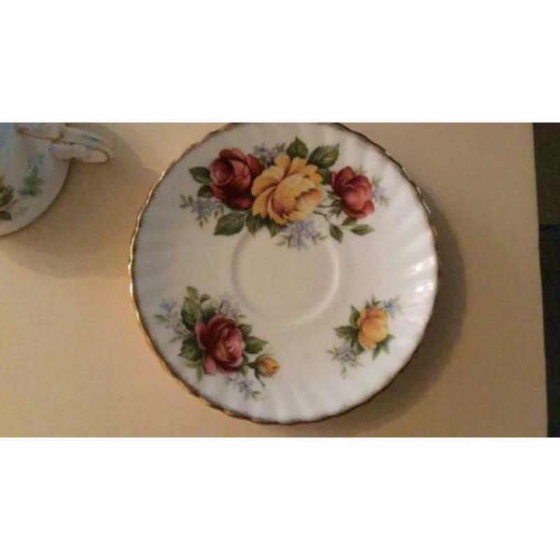Elizabethan Fine Bone Chine Engelse kop en schotel rozen gee