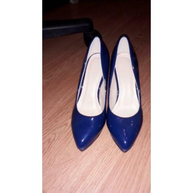 Shoenen / pumps. Kleuren blauw, zwart, rood