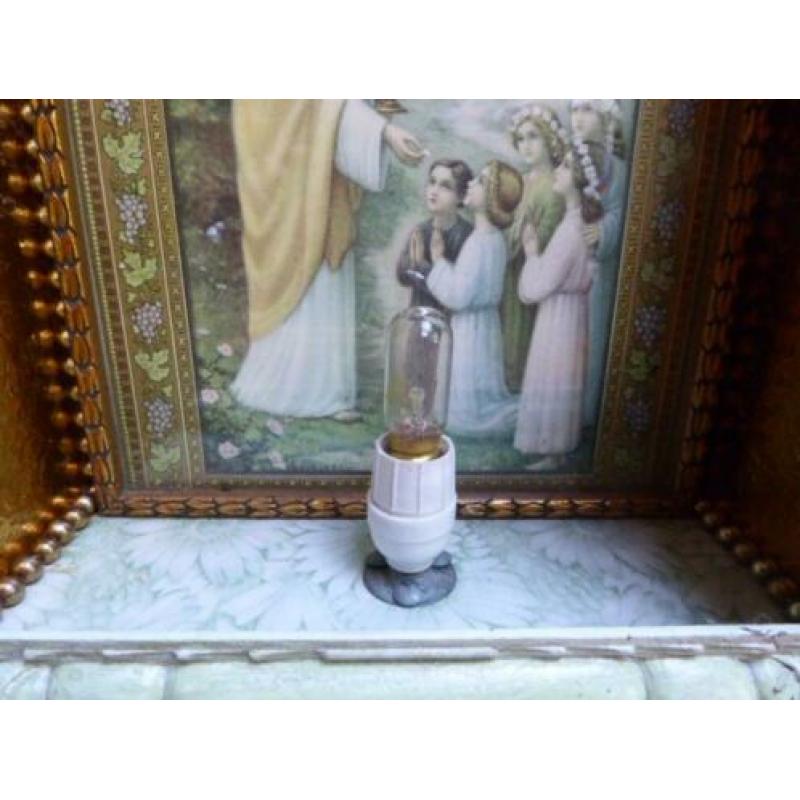 Lief altaartje met Christelijke prent en lamp