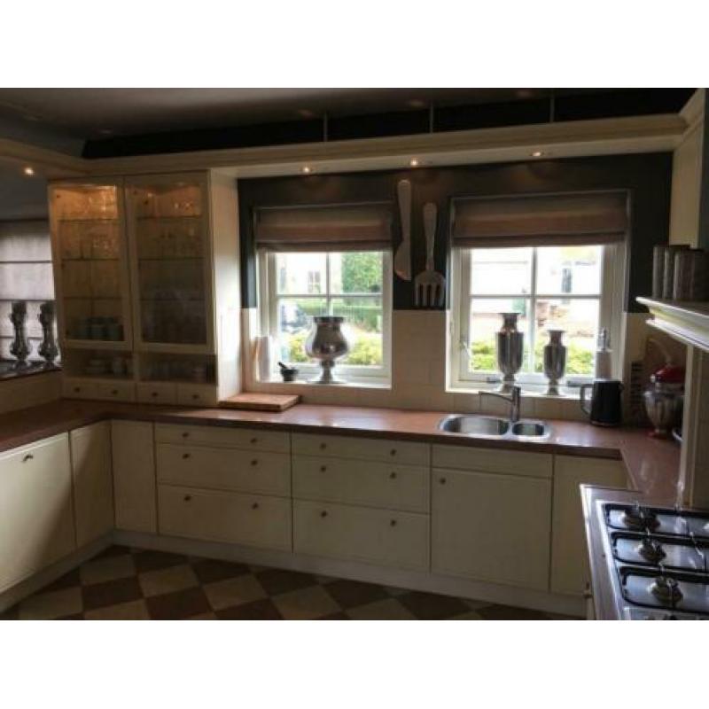 Complete keuken met apparatuur.