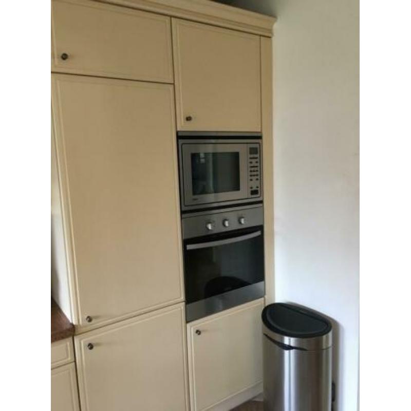 Complete keuken met apparatuur.