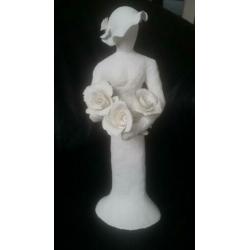 Nieuwe wit-klei beeld, vrouw met hoed en rozen, 31,5 cm hoog