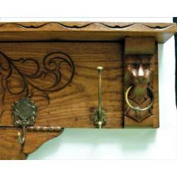 Houten decoratieve kapstok met leeuwenkoppen en spiegel.