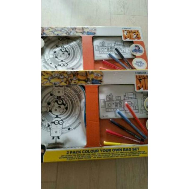 4 geschenksets van minion/rugzak/etui