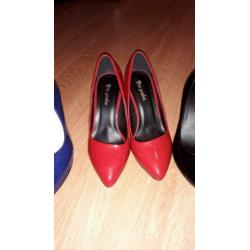 Shoenen / pumps. Kleuren blauw, zwart, rood