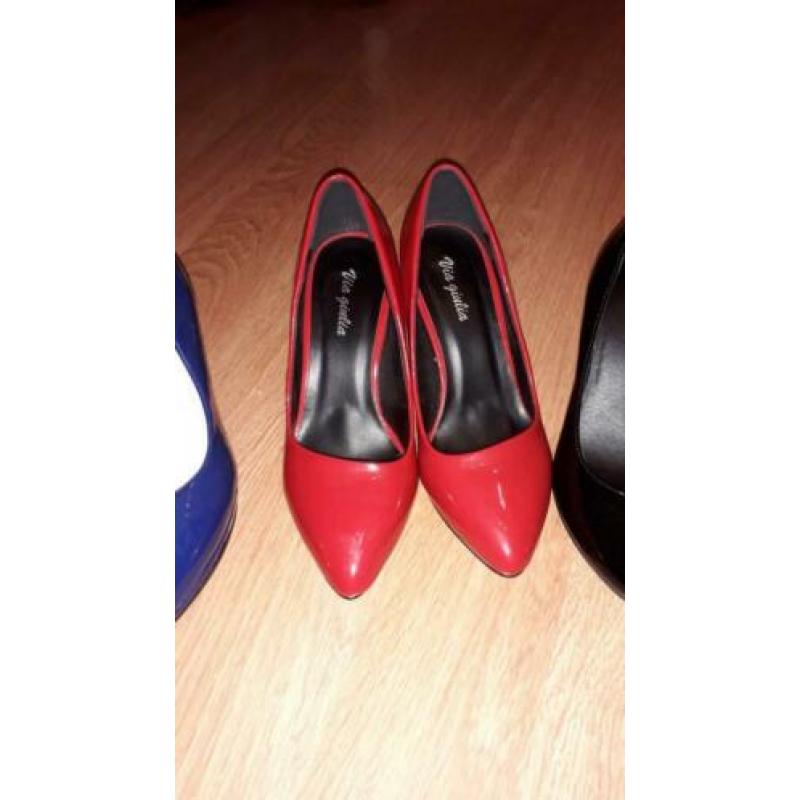 Shoenen / pumps. Kleuren blauw, zwart, rood
