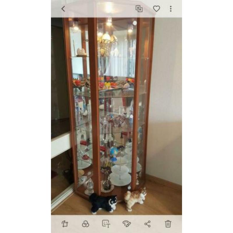 Prachtige vitrinekast met inlichting