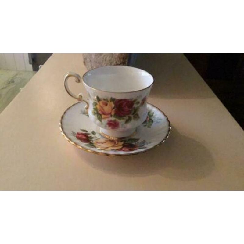 Elizabethan Fine Bone Chine Engelse kop en schotel rozen gee