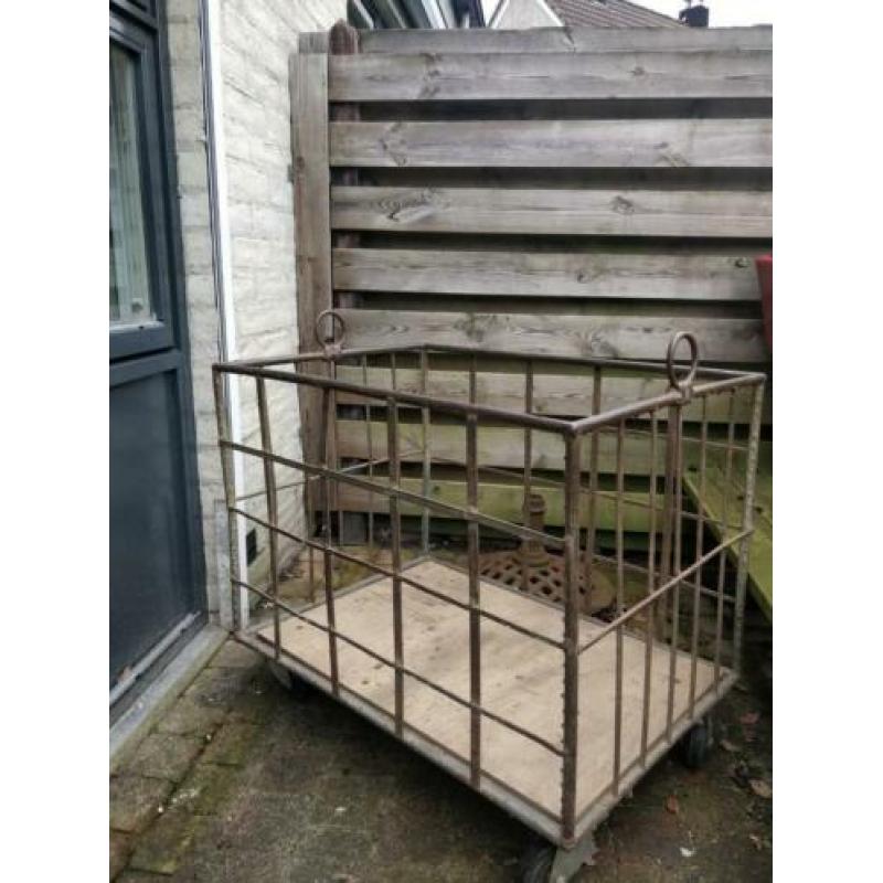 Vintage metalen bakkerskar op wielen
