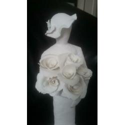 Nieuwe wit-klei beeld, vrouw met hoed en rozen, 31,5 cm hoog