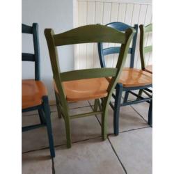 5 stevige keukenstoelen.