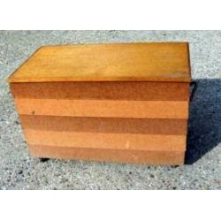 vintage houten kist op wieltjes