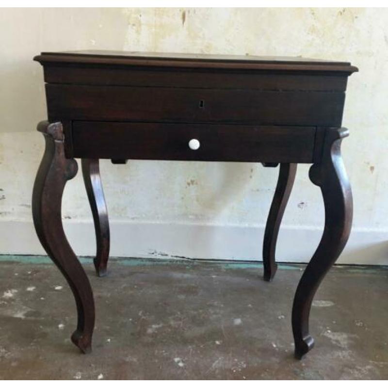antique tafeltje