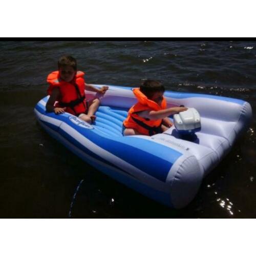 leuke rubberboot met motor op batterijen