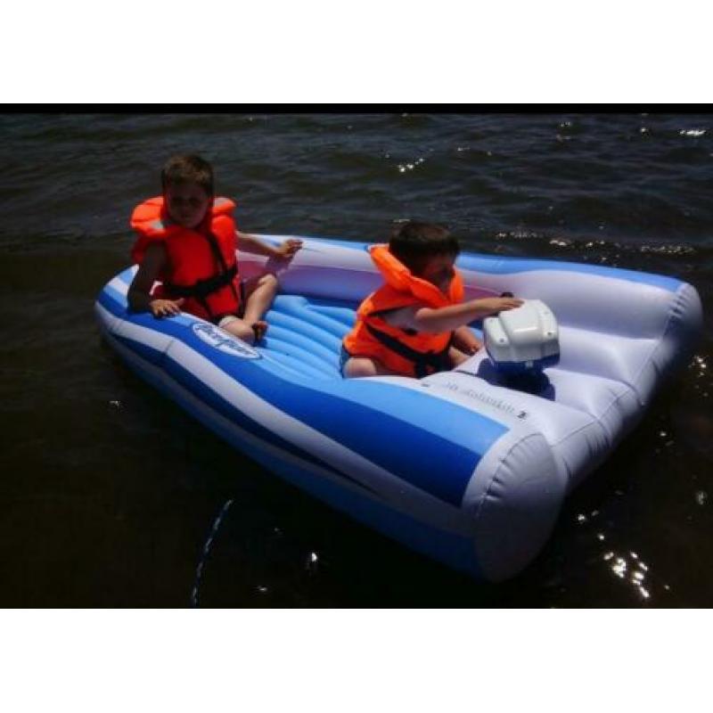 leuke rubberboot met motor op batterijen